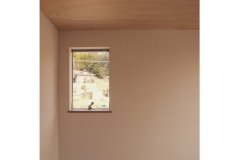2F居室。窓は横すべり出しのため少々の雨は気にせず開けることができる。壁はクロス、天井はラワン合板を使用したシンプルな空間