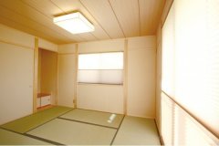 リビングに併設された和室は、柱を見せた真壁で本格的なあしらいに。畳は昔ながらの「ワラ床」を用いている