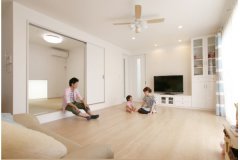 インテリアのカラーとメープルの床が、室内全体を明るくしてくれるリビング。和室は腰をかけられるように小上がりに