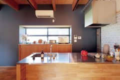 ステンレス天板と無垢材を組合わせた造作キッチン