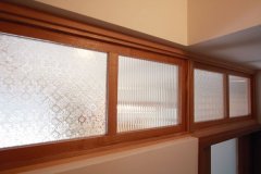 LDKと階段ホールの扉の上部を開閉可能なガラスにし、自然通風と自然光を確保。ガラスはこだわりのフローラガラス