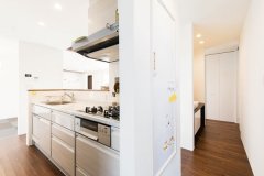 キッチンはリビングと対面し、家事室とも隣接するよう配置。効率よく家事をこなせる