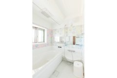 浴室の壁は京都のオリジナルテキスタイル“SOU・SOU”。京都好きの奥さまがチョイスした