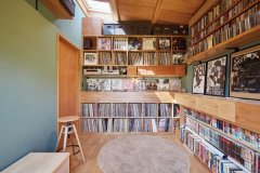 LDKの南側個室にはご主人が買い集めたレコードやCDがぎっしり。いつでもどこでも音楽が楽しめるよう、プレーヤーとLDKのスピーカーを連結