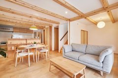 木の素材や質感を生かした建具や家具で統一されたLDK は、安らぎに満ちた上質な空間