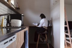 キッチン奥のカウンターは奥さまのフリースペース。本を読んだり、お化粧台にも活用したりする便利な場所