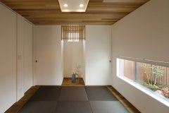 リビングに隣接する和室には、凛とした静寂な雰囲気が漂う。Ｌ字型のハイドアの開閉で、ＬＤＫと一体化したり隔てたりすることが可能。