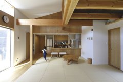 床座の視線に合わせて、キッチンは段下がりに。表から見えないキッチン扉はイエローを選び、気分の上がる空間に仕上げています。