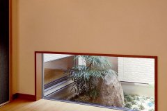 採光や通風の機能と、空間に潤いを与えてくれる坪庭はLDK、和室、バスルームの窓から眺められる