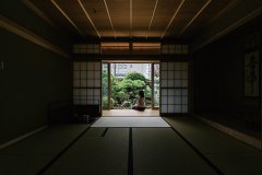 木やい草の香りに癒やされる和室。広縁からは、サルスベリの咲く日本庭園を眺められます。