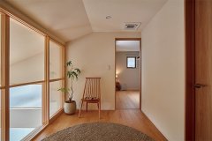 2階フリースペース。ご夫婦の好む建築家・伊礼智氏の設計作法が生きた、洗練を感じる小空間。