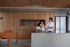 モールテックス×ステンレスの素材感がすてきなキッチン。家電も隠せる壁面収納は、ホワイトオーク材で造作。