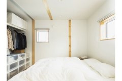 ベッド周りには物を置かず、衣類や布団、季節のアイテムはクローゼット1カ所に集約。清潔感のある安らぎの空間に仕上げました。