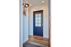 玄関を入ってすぐ目に入るリビングドアは、色やパーツをそれぞれ選んで好きなデザインに仕上げられる「クラフトレーベル」。