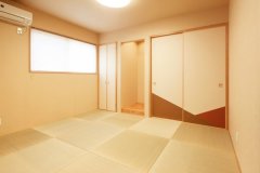 リビング隣接の和室は、琉球畳を配置
