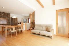 爽やかな白で囲まれたシンプルなLDK。
フローリングや家具に使用した木質があた
たかくやさしい開放的な空間