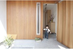 木材がふんだんに使われ、温もりある玄関。個性的な照明が可愛い。子どもたちも笑顔で迎えてくれる