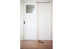 家族用の上がり框に通じる戸は壁に合わせ、奥さまのお気に入りの白で統一。白い壁と表情のある床でナチュラル感をつくりだす