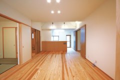ゆとりあるLDK。平家ならではのハイサイドライトを採用。床は美作の杉板をふんだんに使用し、やわらかく足ざわりの良い質感