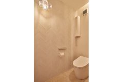 シンプルな空間にバブルランプが映えるトイレ。