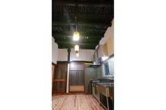 高天井のモダンな空間。壁は耐火・調湿・撥水性のある珪藻土、床はスギ無垢材。キッチン周りは樹脂モルタルと耐熱クリア塗装。