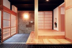 敷台と玄関框には松、玄関ホールの床には桧の柾目、壁材には大谷石を使用