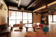 昭和初期に高梁市から移築された建物のため、天井は高梁市の特産物として有名なベンガラで塗装。床は無垢のフローリングに張替え。広縁からやさしい光が差し込む、ちゃぶ台が似合う空間に
